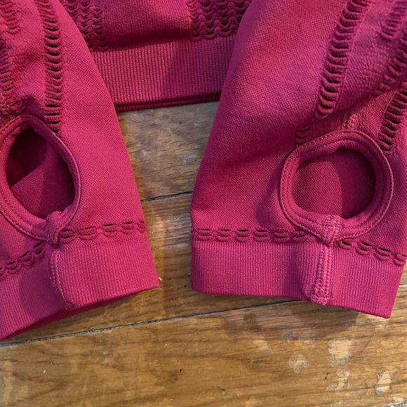 Women’s Workout Crop Top with Thumbholes - Picture 3 of 3